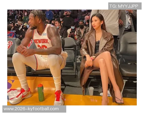 詹姆斯户外活动与三位美女合影俏皮吐舌嫂子知道吗 詹姆斯户外活动与三位美女合影俏皮吐舌嫂子知道吗